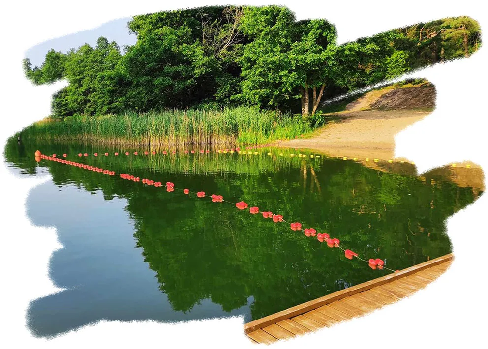 Widok plaży podczas spokojnego dnia w scenerii mazurskiej przyrody nad jeziorem Wągiel